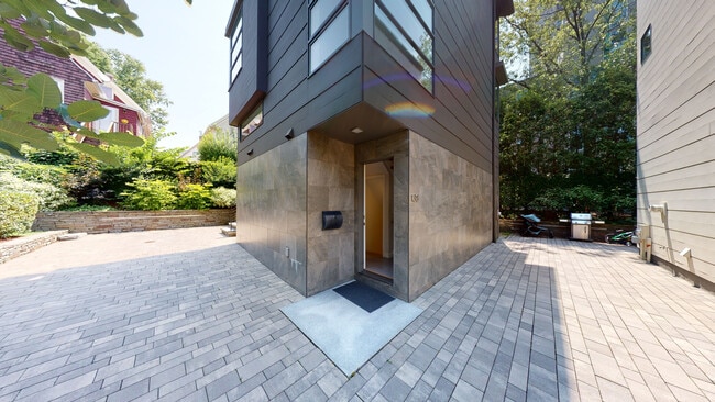 Building Photo - 138 Banks St