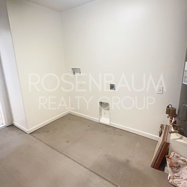 Building Photo - Beautiful 3-bedrooms, 2-baths duplex home ...