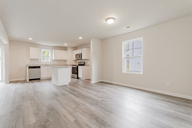 Building Photo - 5 bedroom Benjamin Floor Plan with a relax...