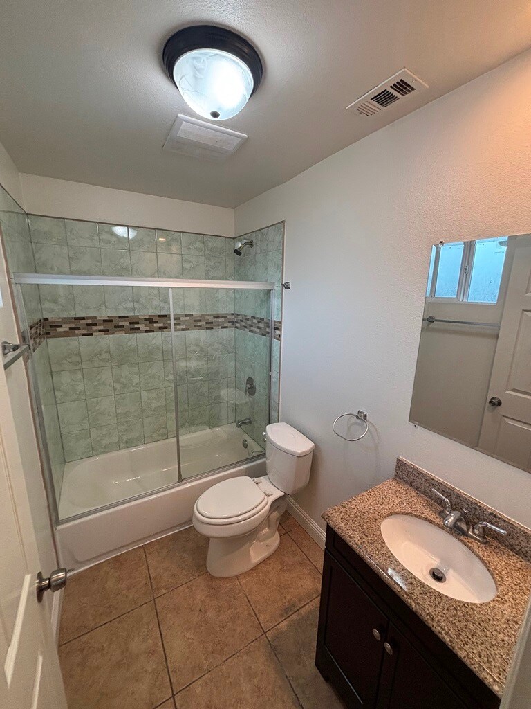 Building Photo - 206 W 105th St