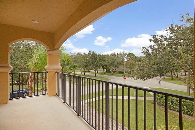 Building Photo - 748 Cresta Cir