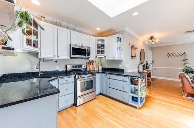 Building Photo - 601 E Broadway