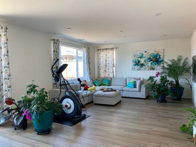 Building Photo - 4 Bedroom Home in Hollister with 3 Full Bathrooms and Central A/C