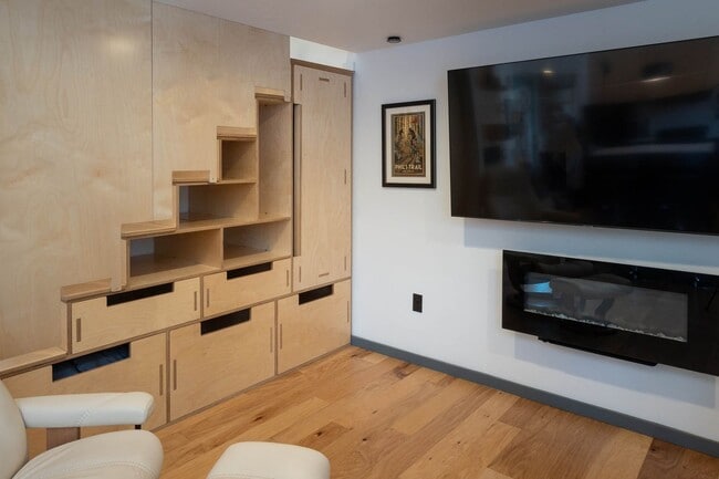 Building Photo - Hiatus Hideaway #3 - Close to Old Mill - Short Term - Fully Furnished available 12/1 through 5/31...