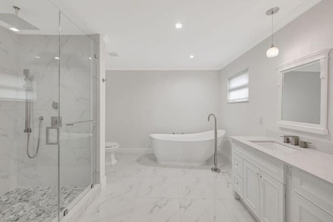 Building Photo - 2612 NE 5th St