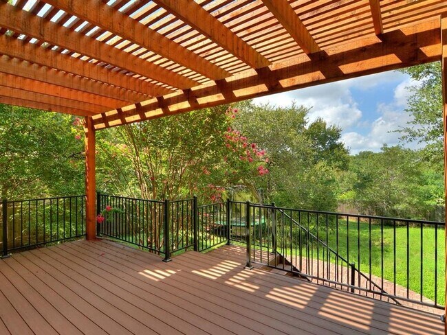 Building Photo - PRELEASING FOR BEGINNING OF JUNE! COME INTO YOUR OASIS!