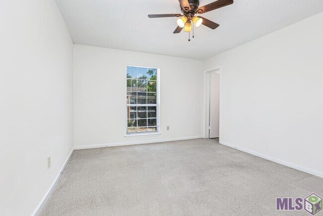Building Photo - 4625 Parkoaks Dr