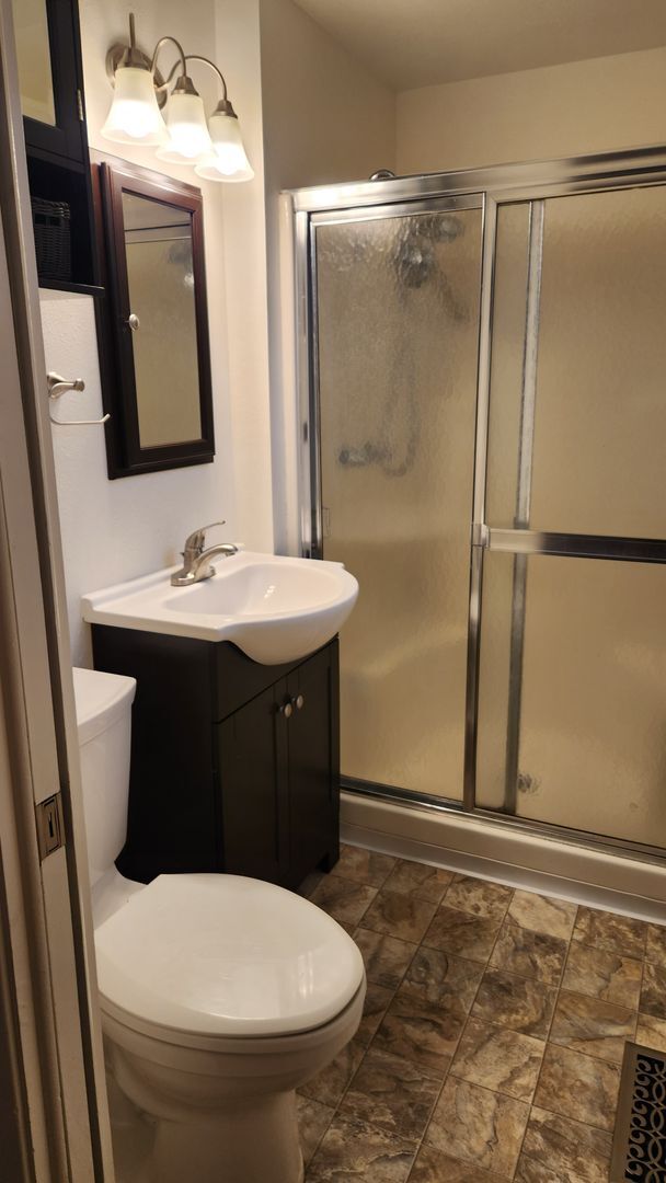 Building Photo - Wonderful 3 bedroom home close to schools and shopping!