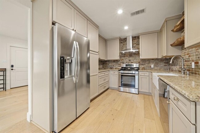 Building Photo - 912 Mansell Ave