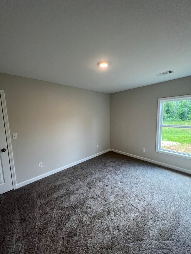 Building Photo - FIRST MONTH'S RENT FREE!