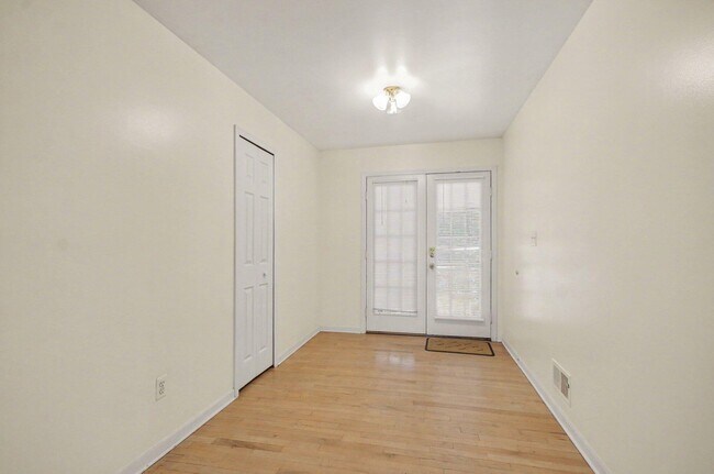 Building Photo - 456 Essex Dr