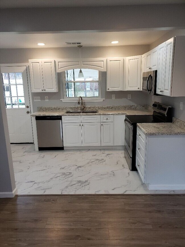 Building Photo - Grab this beauty before it's gone!