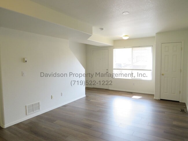 Building Photo - Great 3 Bedroom Condo the Briargate Area