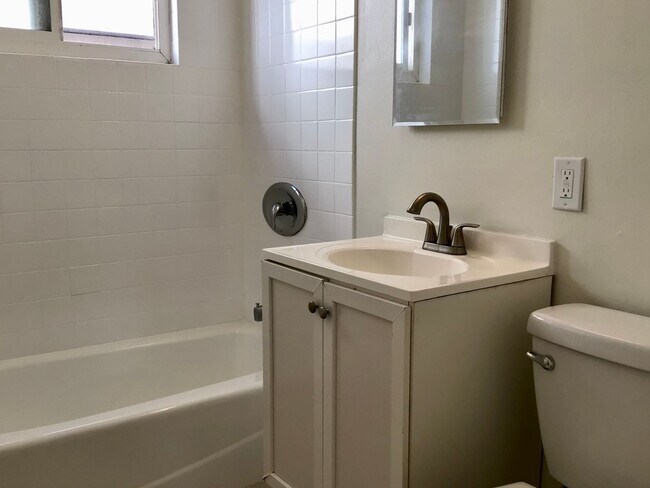 Building Photo - 2BD 1BA Apt Next to USD - Spacious Upstairs Unit, Pet Friendly, 1 Parking Space, No Carpet