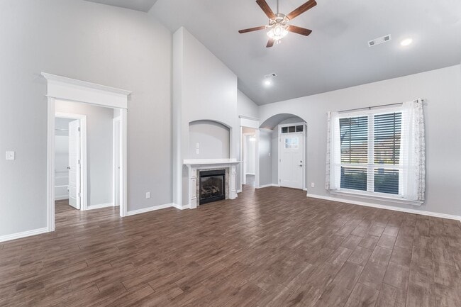 Building Photo - Welcome to this stunning 4-bedroom, 2-bathroom