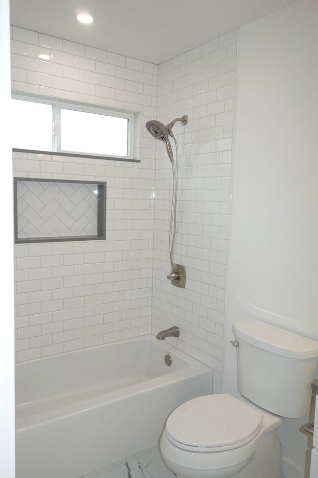 Building Photo - Charming 2 Bedroom in Heart of Downtown