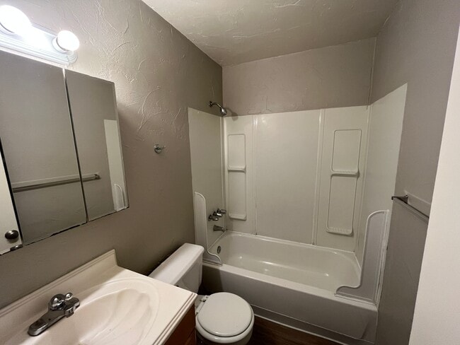 Building Photo - 3 bed 2 bath townhouse - Great Location