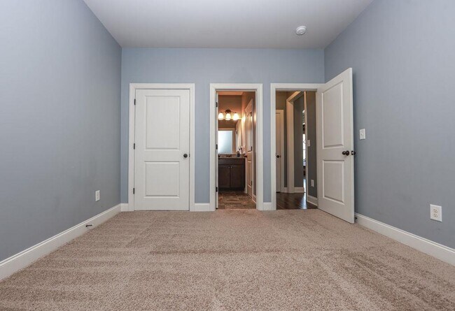 Building Photo - 4669 Sierra Creek Dr NE