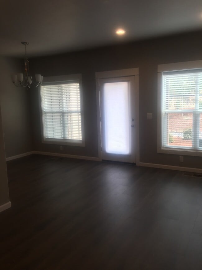 Building Photo - Beautiful Townhome in East Medford