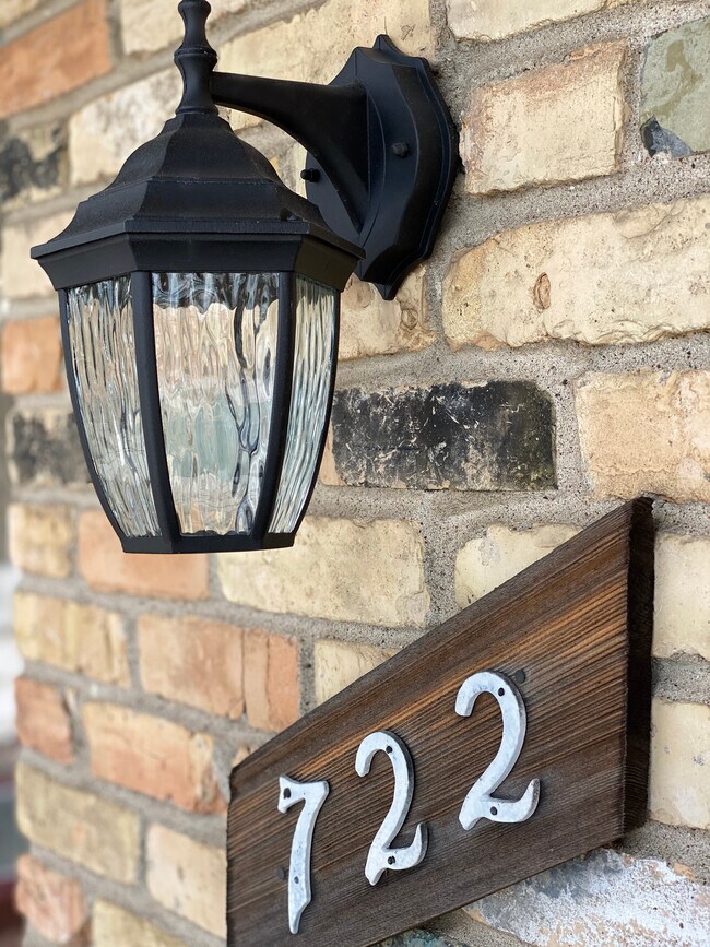 Building Photo - 722 Silver Lake Road NW