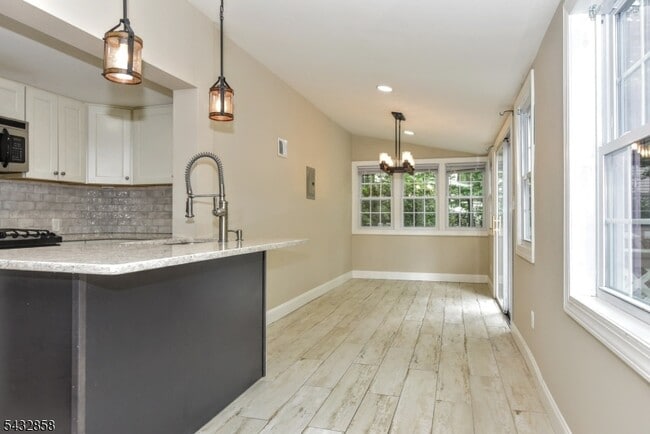 Building Photo - 6 Standish Ln