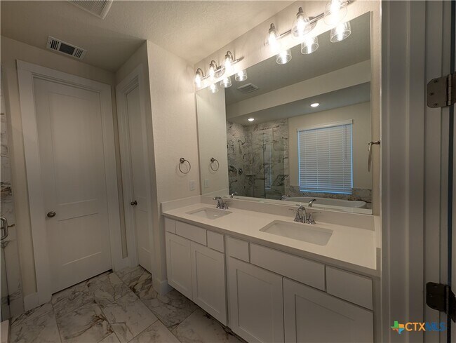 Building Photo - 1052 Easy Gruene