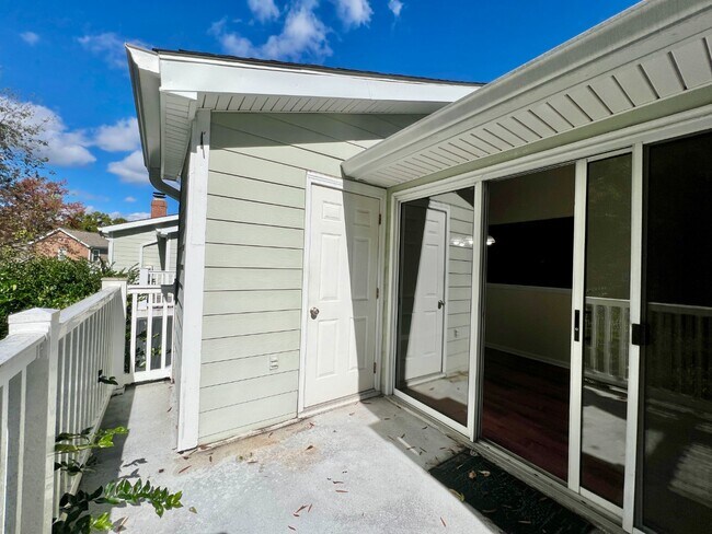 Building Photo - End Unit in Great Location!