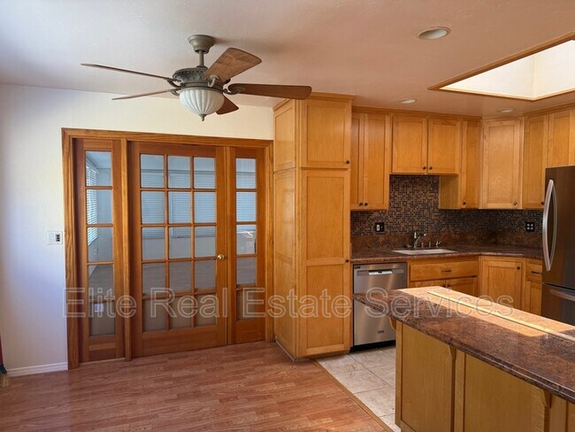 Building Photo - 2155 Montclair St