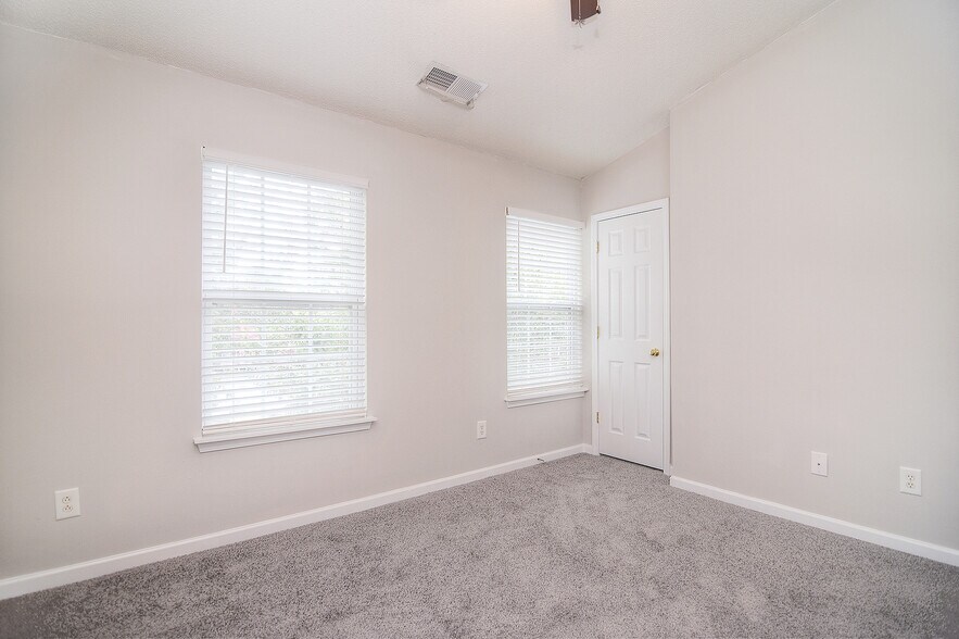 Building Photo - 158 Portestown Way