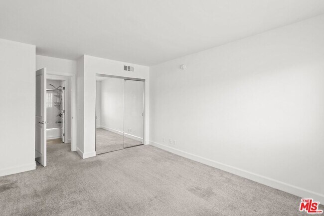 Building Photo - 10982 Roebling Ave