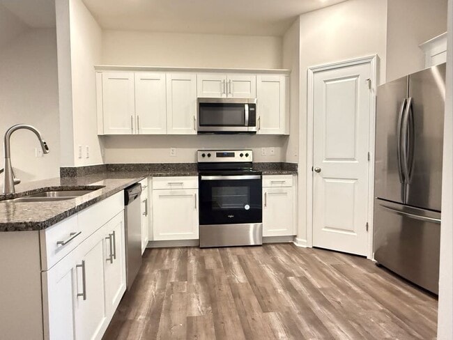 Building Photo - 3 Bedrooms 1 Garage & Open space one the Main Floor