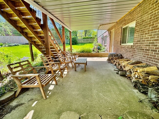 Building Photo - 4 Bedrooms with Finished Basement and Bonu...