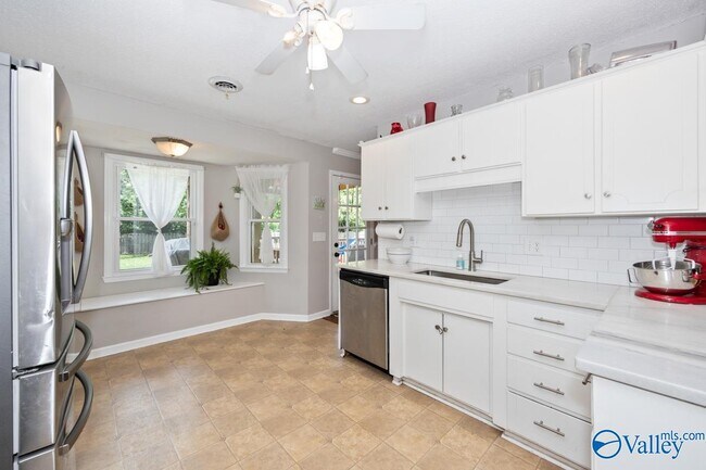 Building Photo - 2303 Buckingham Dr SW