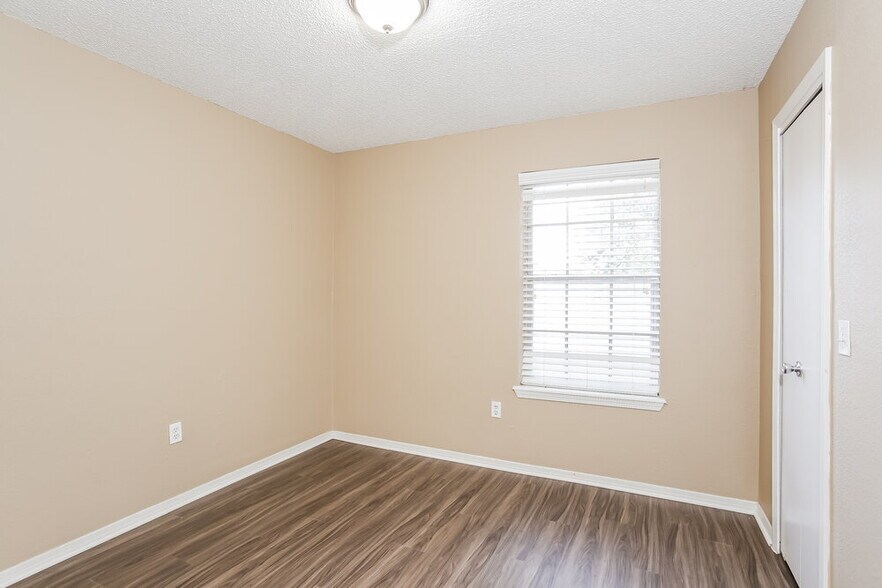 Building Photo - 501 Ramblin Oaks Dr