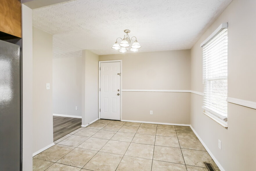Building Photo - 2616 Saugus Cir