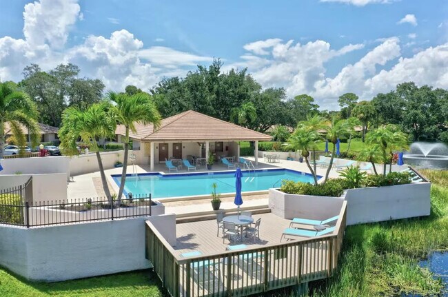 Building Photo - 216 Club Dr