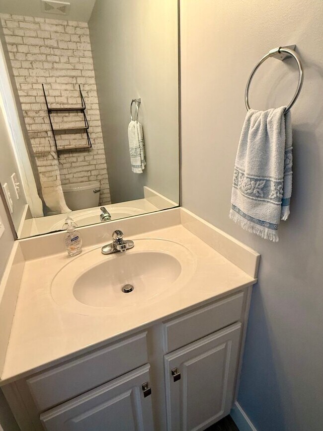 Building Photo - Beautiful 2 Bedroom, 2.5 Bath Townhome in St. Andrews at Stoney Creek – Golf Course Community, Wh...