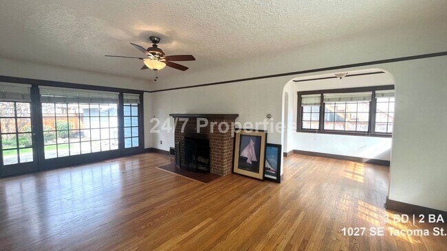 Building Photo - Light-Filled 3 BD | 2 BA Home in the Heart of Sellwood!