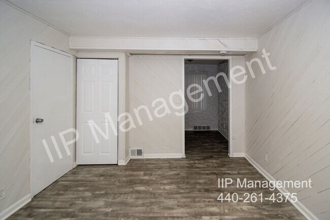Building Photo - 450 Kenwood Dr