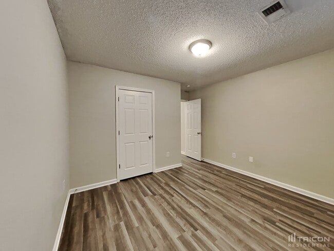 Building Photo - 5 Avis Ct