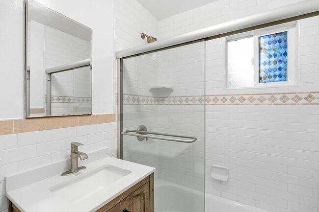 Building Photo - Beautiful 3 Bed + 2 Bath House + Front & Back Yard, Garage, Driveway