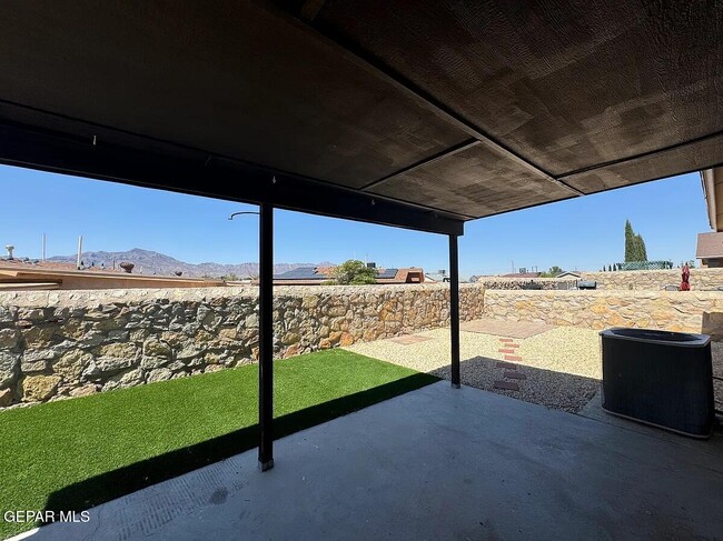 Building Photo - 10041 Paloma Dr
