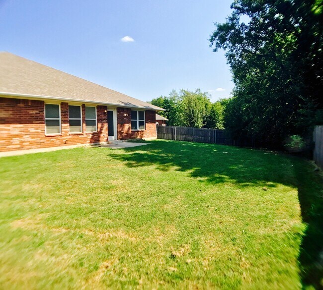 Building Photo - Large 4BD 3BA home located in a great Norm...