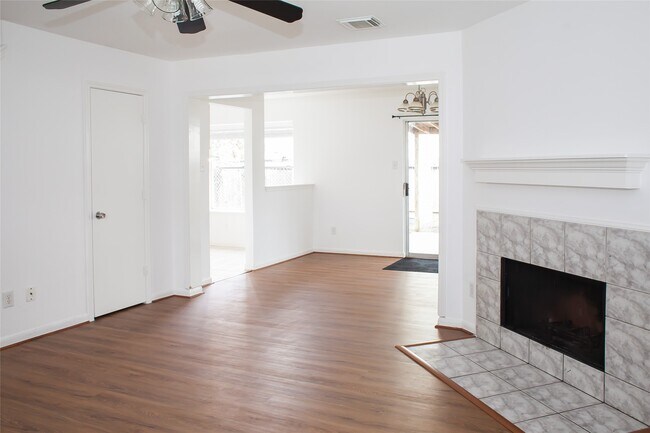 Building Photo - 8910 Sage Pl Dr