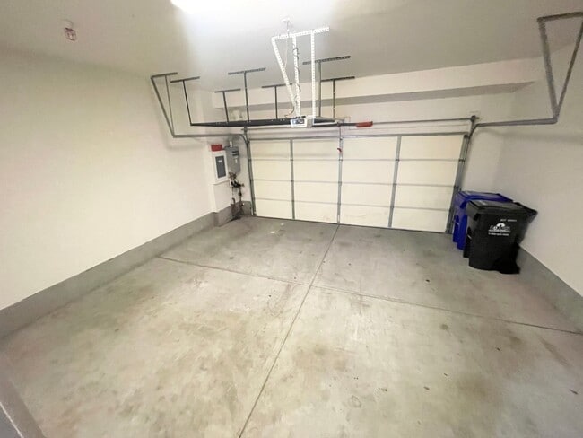 Building Photo - Updated 3 bed / 2.5 bath home in the desirable Frame & Focus community of Civita