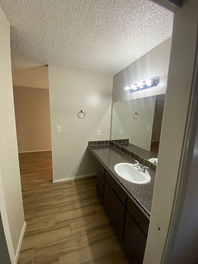 Building Photo - Charming 3 bedroom, 2 bath with Pool