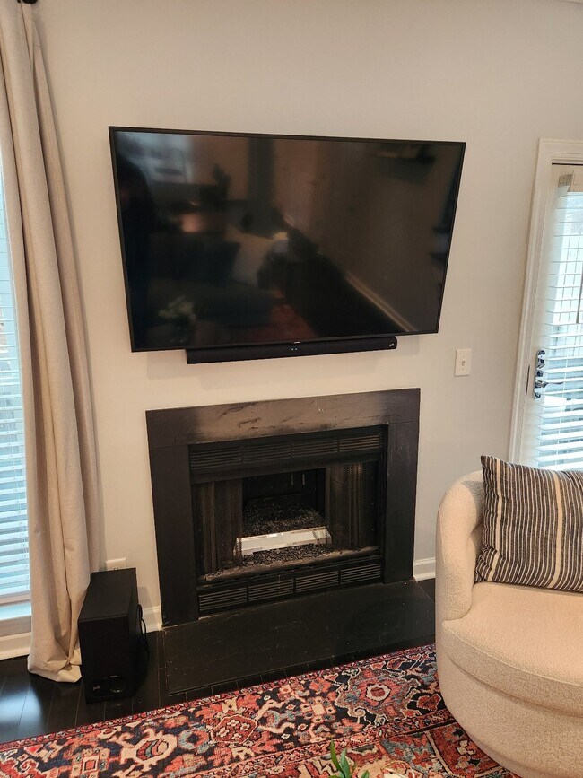 Building Photo - Location, location, location! Beautiful 2BR/1.5BA townhouse in West End Park!