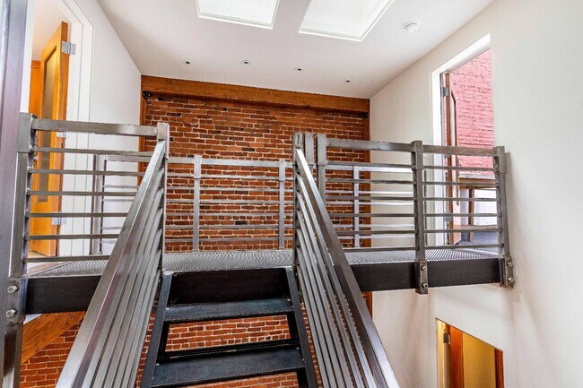 Building Photo - 657 3rd St