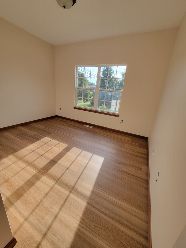 Building Photo - 6585 Grosse Dr