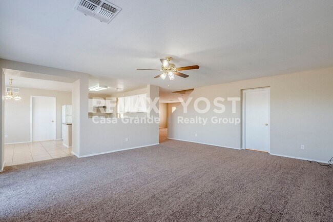 Building Photo - Spacious Living in SK Ranch!